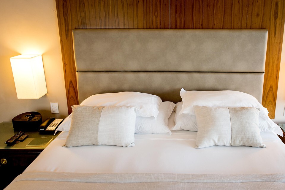 Onbeslapen hotelbedden brengen geen toeristenbelasting in het laatje.