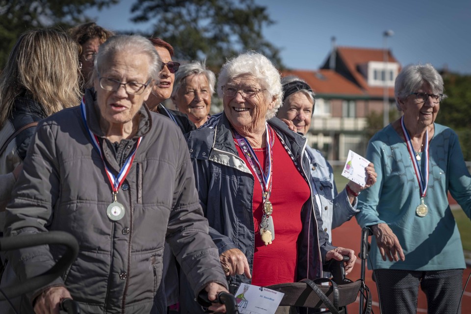 Deelnemers aan de Helderse Rollatorloop na de finish. Ze kregen allemaal een medaille omgehangen.