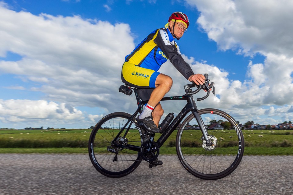Kees Stavenuiter (70) fietst vrijdag voor de duizendste keer een rondje om het IJsselmeer en heeft ook in Friesland veel supporters.