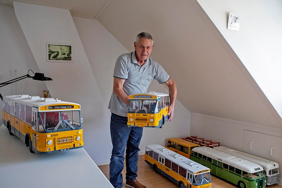 Gerard Kooijman bouwt miniatuur NHZ-bussen.
