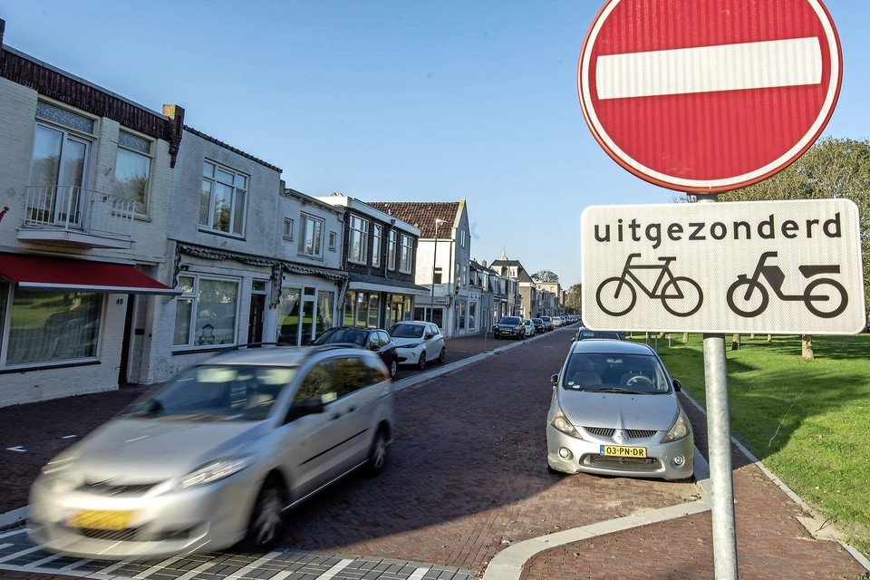 Het bord ’Verboden in te rijden’ op de Polderweg tussen de Krugerstraat en Emmastraat wordt door een aantal automobilisten hardnekkig genegeerd.
