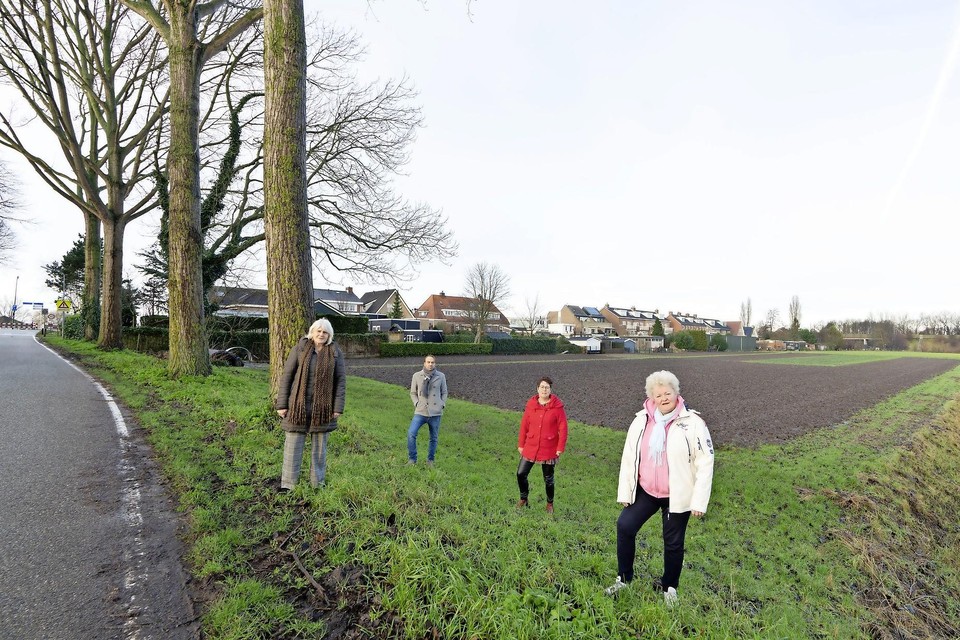 Menno Hegeman en andere leden van de Parkeergroep Buitenkaag met op de achtergrond de plek achter de Lisserdijk waar de gemeente Haarlemmermeer een parkeerplaats aan wil leggen.