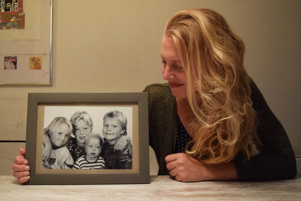 Natalie van Boxtel (43) met een foto van haar kinderen. ,,Toen zaten wij in de schuldsanering.’’