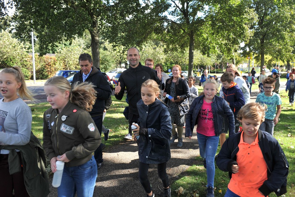 Erben Wennemars loopt met de kinderen de eerste keer de anderhalve kilometer.