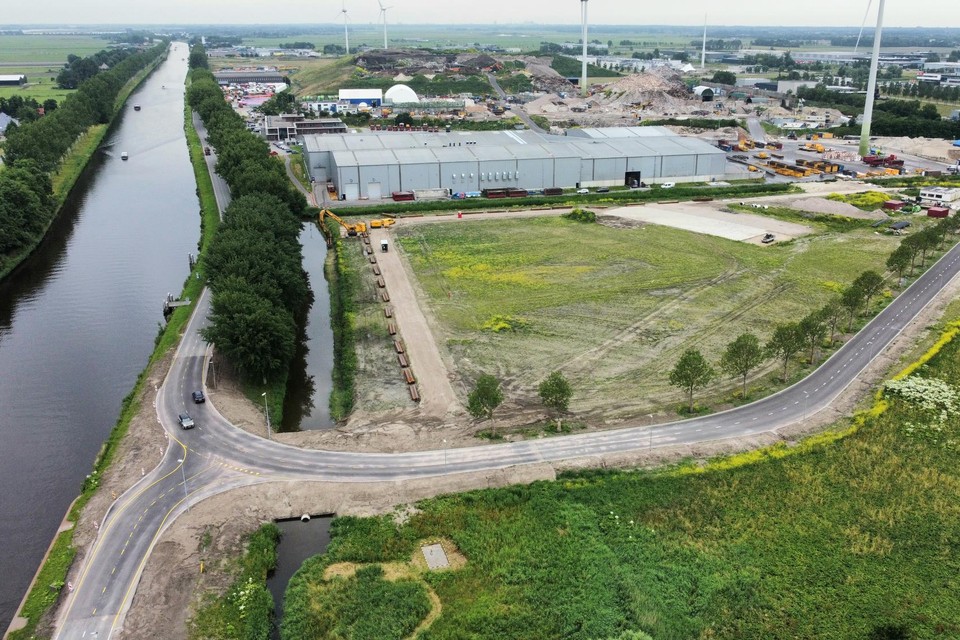 De doorgetrokken Zirkoonstraat op bedrijventerrein Boekelermeer, met linksonder de nieuwe toegangsweg naar HVC.