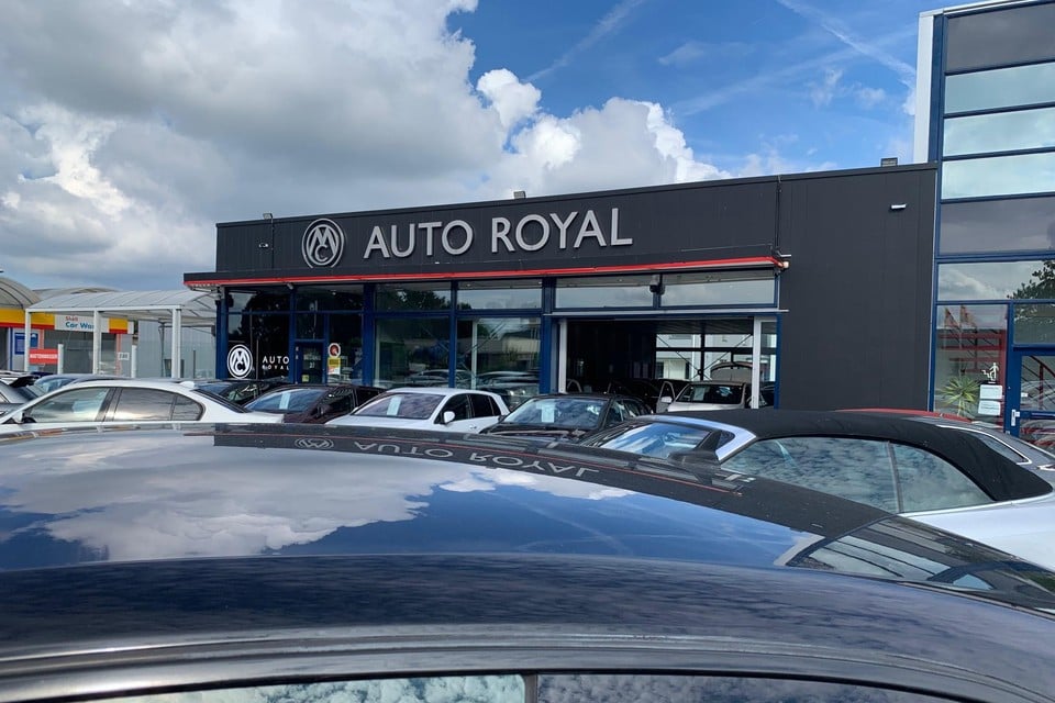 Het echte autobedrijf M.C. Auto Royal in Grootebroek: ,,Hier zijn de deuren gewoon open en gaat het werk net als altijd door.”