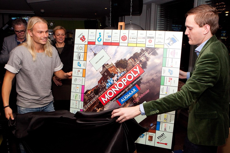 Schaatser Koen Verweij mocht in 2014 Monopoly Alkmaar onthullen.