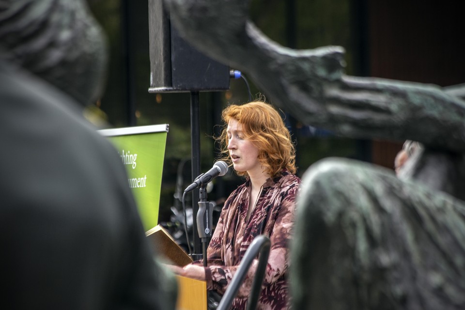 Stadsdichter Doris Schyns tijdens de dodenherdenking op het Stationsplein afgelopen jaar.