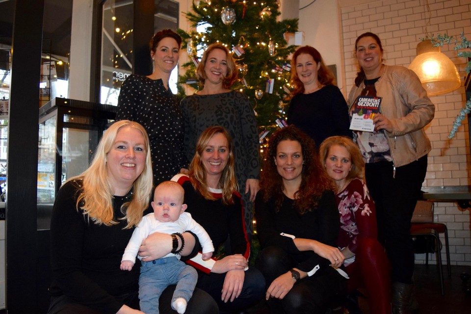 De dames van Puur for Kids: boven v.l.n.r. Laura (Tuynkamer), Maaike, Laura en Yvonne. Onder v.l.n.r. Miranda, baby Levi, Nicolien, Afke en Carina.