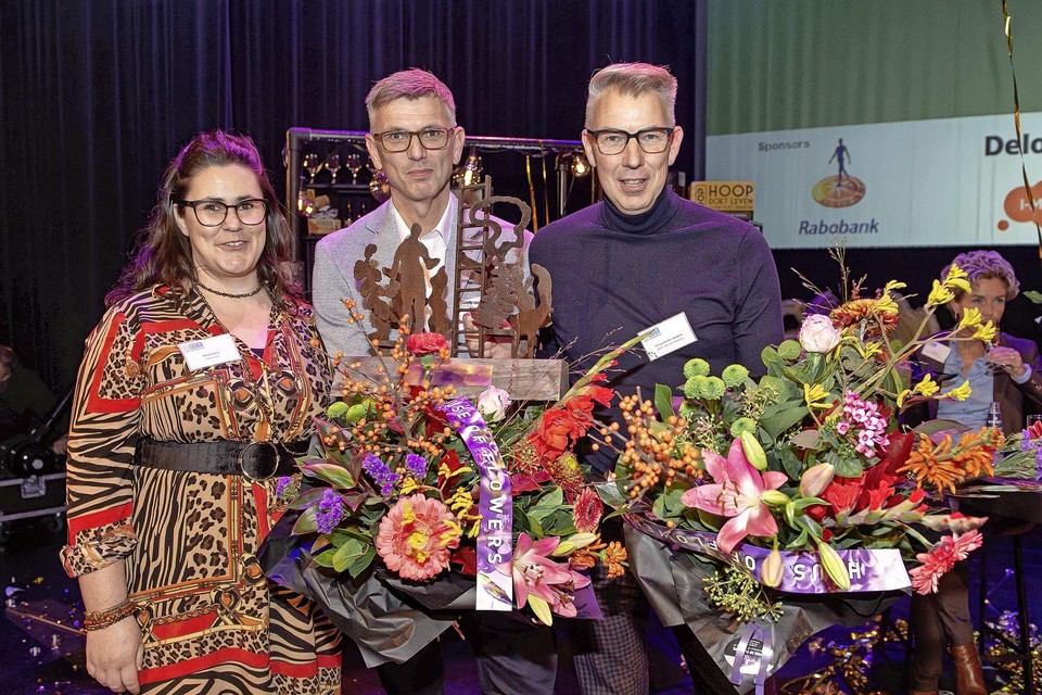 Gebr. Van der Veekens, Vinus (rechts) en Richard, de laatste winnaar van de Zaanse Ondernemersprijs, Links Mandy Beets, winnares in 2018.