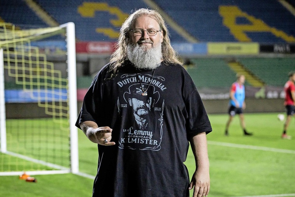 Erwin Walbeek in het stadion van Kairat.
