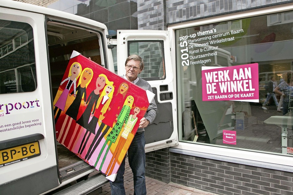 Kunst in lege winkelpanden is niet nieuw. Al in 2015 opende er een popupwinkel met kunst in een lege winkel in de Laanstraat. Op de foto een van de initiatiefnemers destijds Henk van Esch.