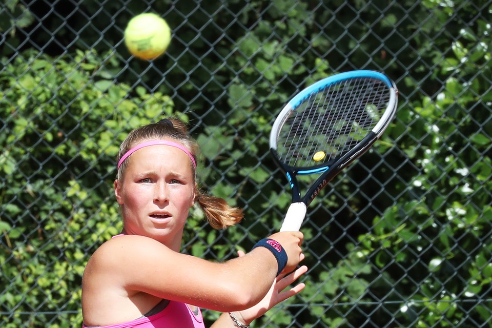De Nederlandse Sarah van Emst won haar partij in de eerste ronde van het Dutch Junior Open verrassend makkelijk.