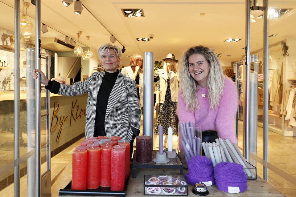 Annet Sterkman en Donna Baars van modezaak By Kim: „We hopen dat de burgemeester achter ons staat, wat dat besluit ook mag zijn”.