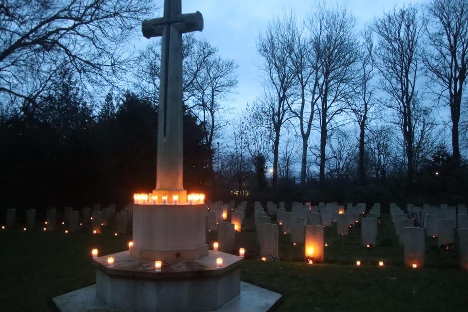 Talloze lichtjes bij de 167 graven en het herdenkingskruis op de begraafplaats bij Den Burg op Texel.