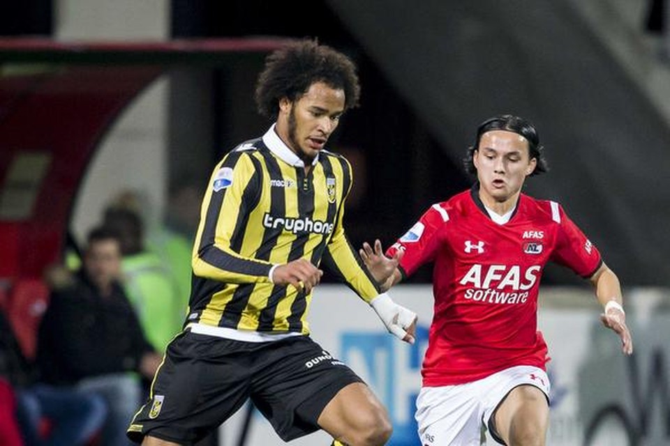 
Levi Opdam in duel met Vitesse-speler Isaiah Brown. 
