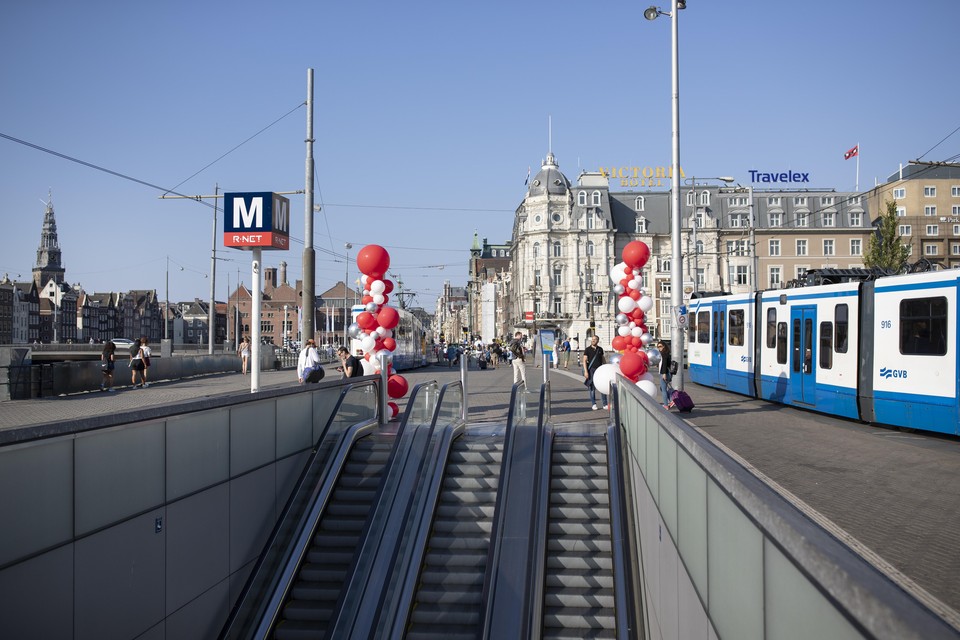 Feestelijke ballonnen bij de ingang van het Staionsplein voorafgaand aan de opening van de Noord-Zuidlijn. Na vijftien jaar bouwen is de metrolijn klaar.