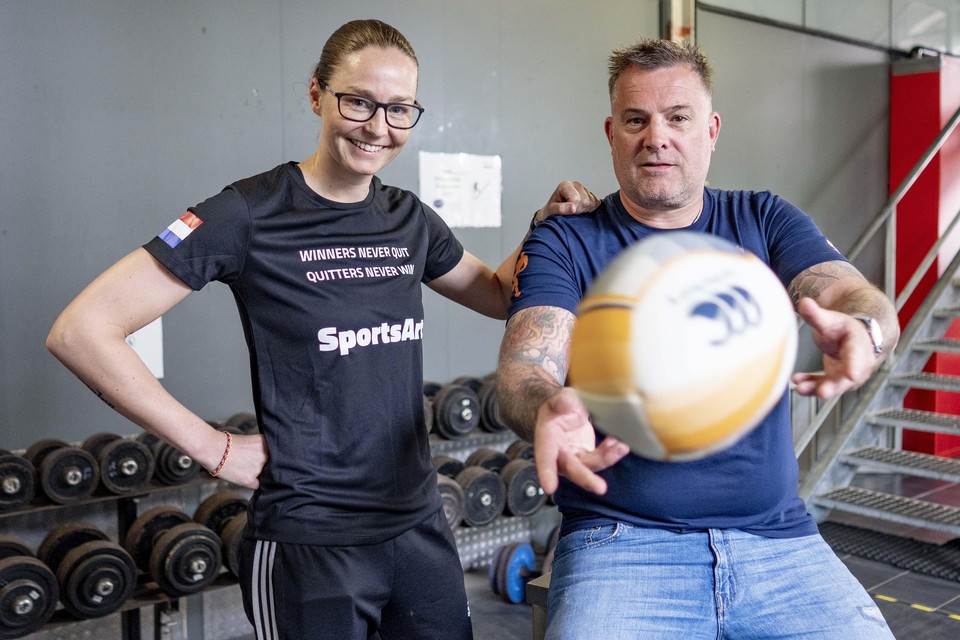 Jorina Baars helpt Joeri Peperkamp van Turn-Over met de kickbokstrainingen.