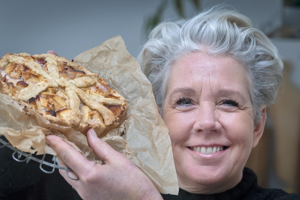 ’Ik wilde geen eten in bakjes maken.’ Dus bakt Sandra Kooij nu taarten met mensen met dementie.