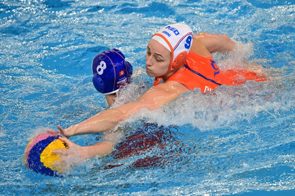 Maartje Keuning namens het Nederlands waterpoloteam in duel met Karin Kackova van Slowakije.