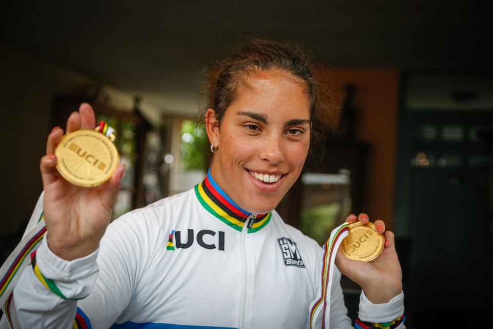 Met de regenboogtrui om haar schouders toont Carmen Koedood haar twee gouden medailles.