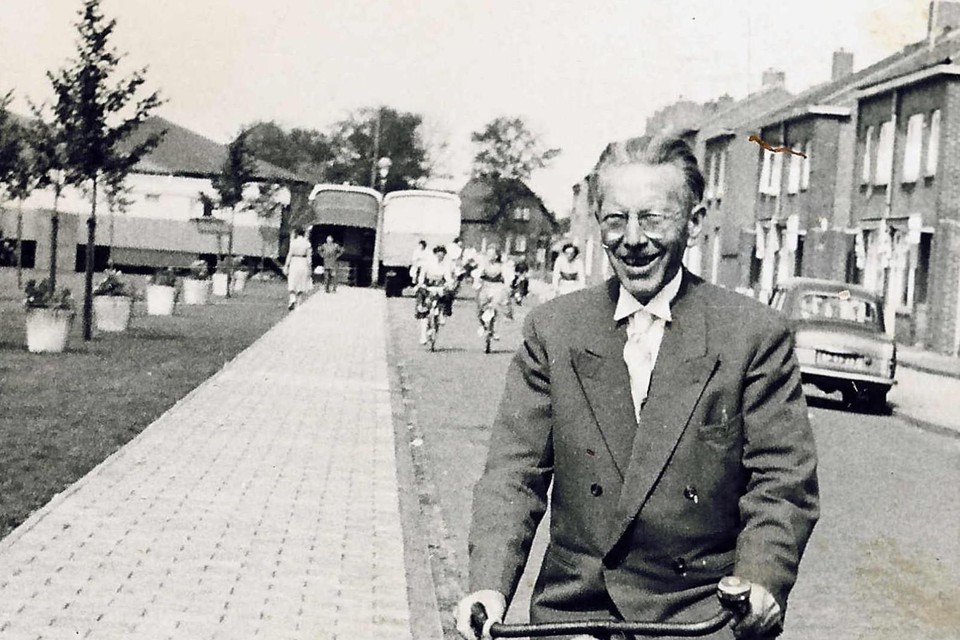 Dirk van Diepen op zijn ’oude barrel’ in de jaren vijftig.