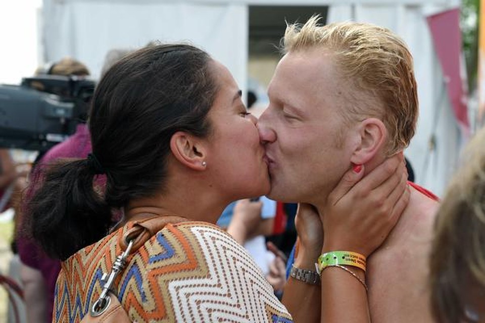 
Ferry Weertman wordt gekust door zijn vriendin Ranomi Kromowidjojo na zijn winst op de 10 kilometer.

