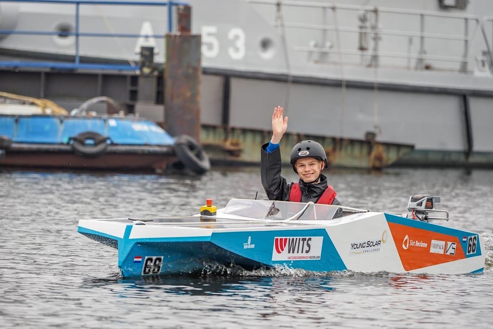 Schipper Mathijn Brink en de solarboot zijn er klaar voor.