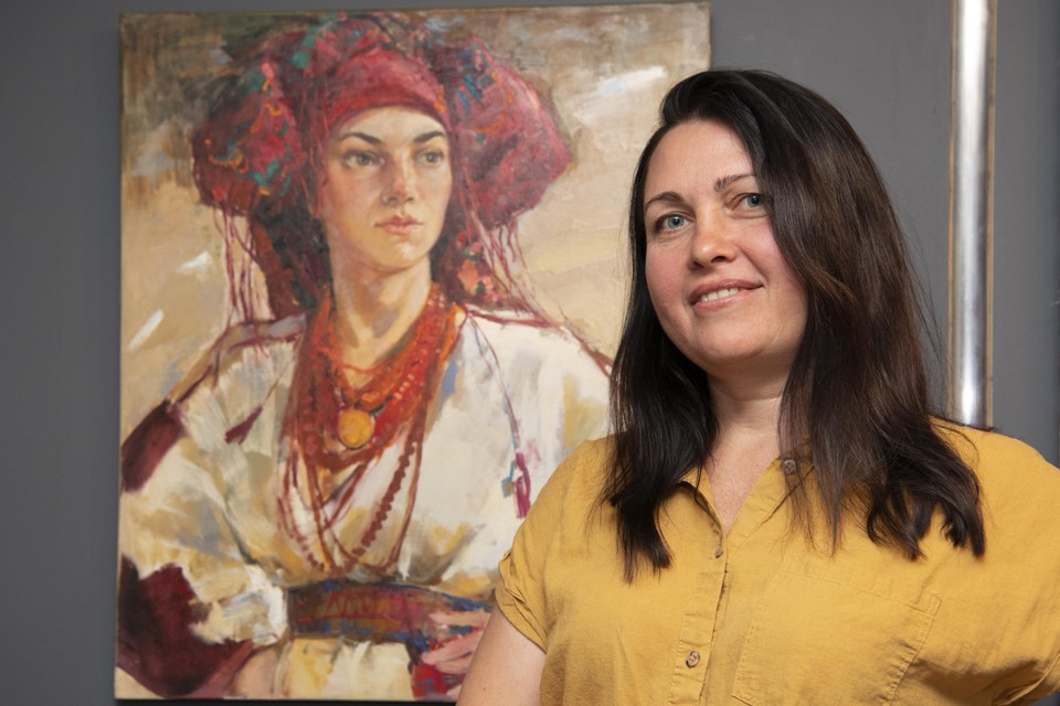 Iryna Kaljoezjna bij een van haar schilderijen in het Huizer Museum.