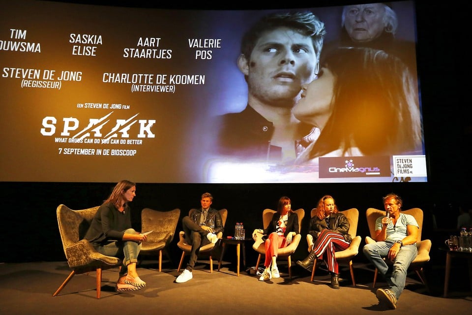 De cast van Spaak. Geheel links interviewster Charlotte de Koomen. Rechts aan het woord regisseur Steven de Jong.