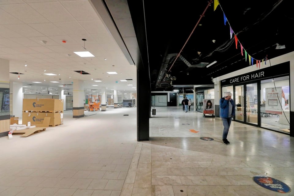 Links de nieuwe Lidl supermarkt-in-aanbouw die over twee weken opent, geheel rechts de kapsalon van Care for Hair die zaterdag 8 oktober opengaat.