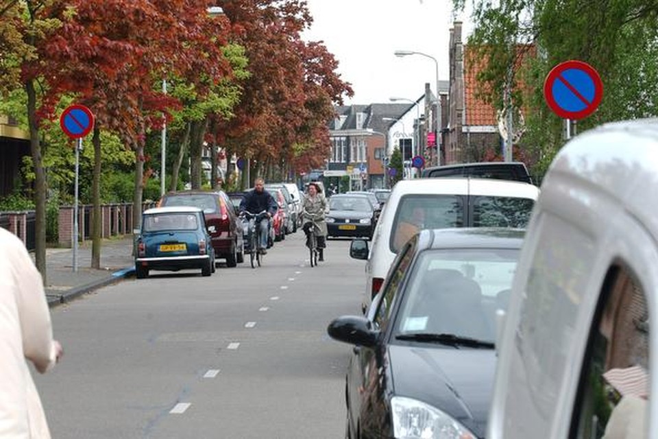 De Groenelaan in Beverwijk waar parkeren moeilijk is.