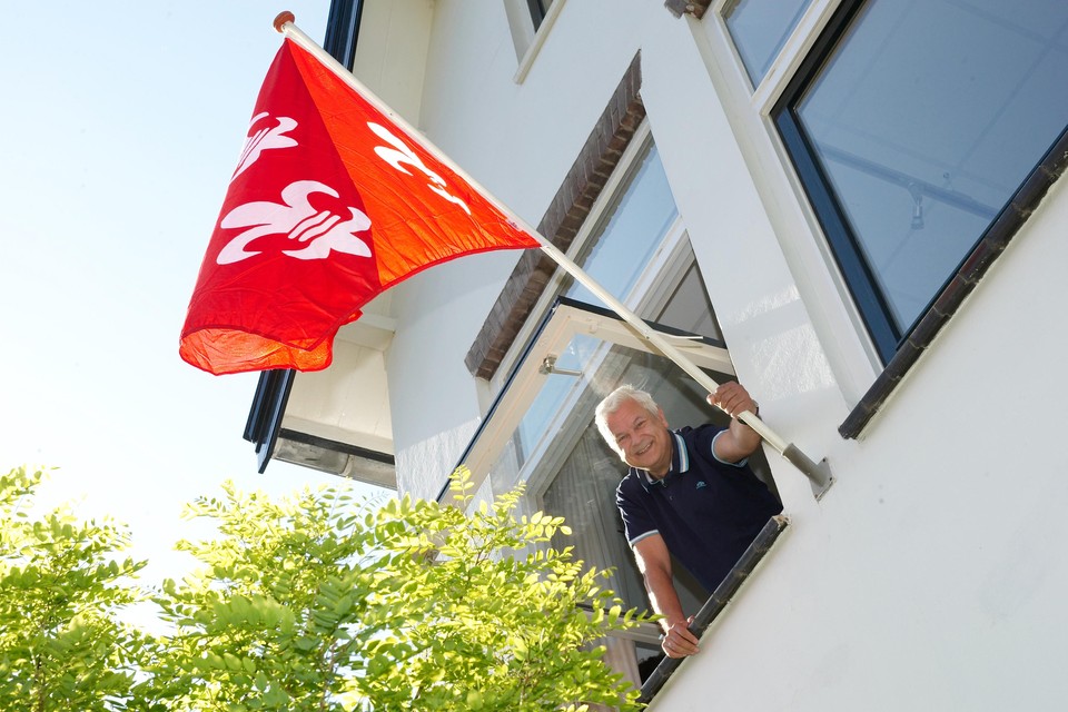 Marcelino Arconada hangt de Beverwijkse stadsvlag uit op het hospicehuis.