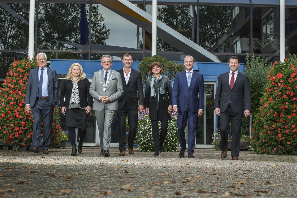 Burgemeester en wethouders in 2015. Toen nog met Bob Haitsma (afgetreden toen VVD uit de coalitie stapte) en Jacqueline van Dongen (vertrokken naar Dordrecht en door de Stadspartij vervangen door Odd Wagner).