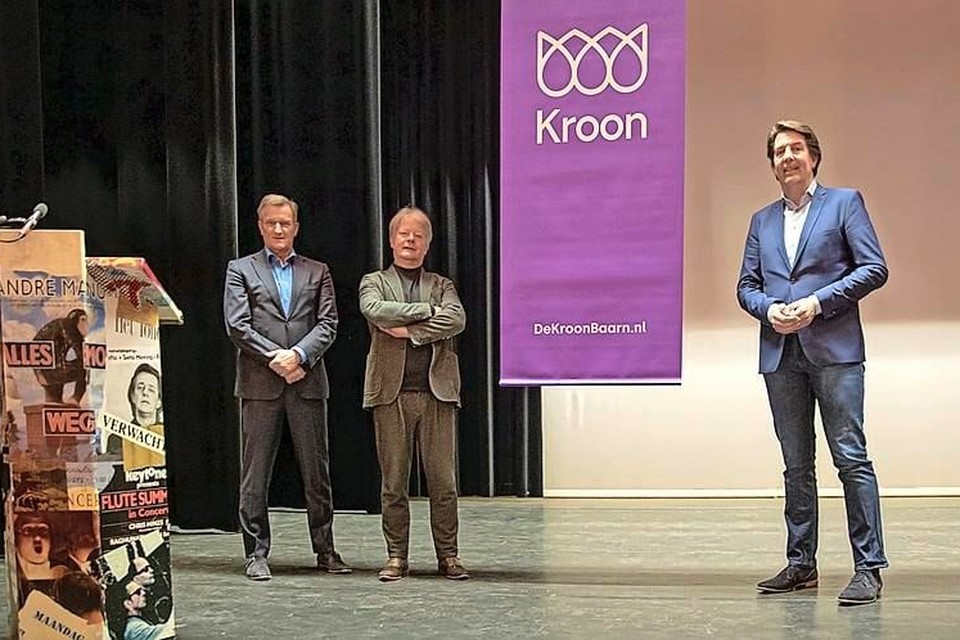 Theaterdirecteur Tom van der Poel, bibliotheekdirecteur Erno de Groot en wethouder Hugo Prakke maakten eerder dit jaar de nieuwe naam van hun cultureel centrum bekend: De Kroon.