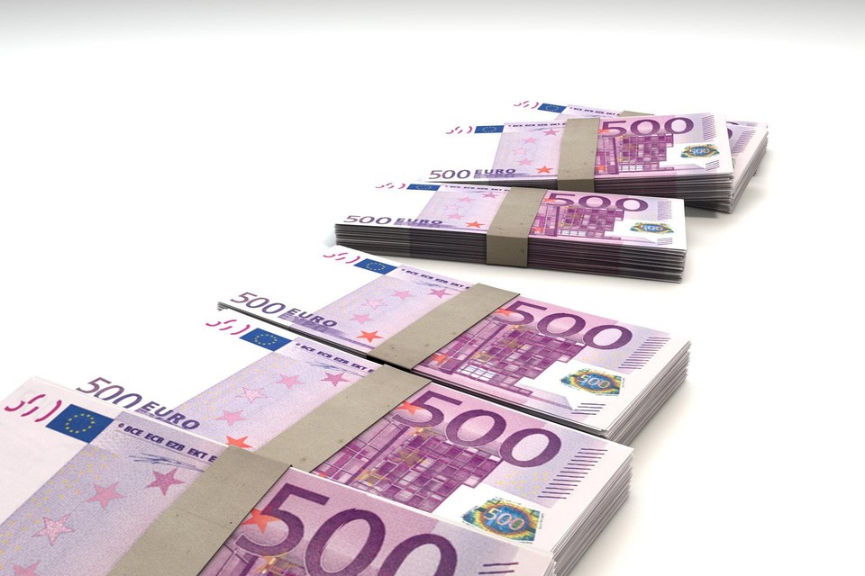 De politie trof opvallend veel 500 eurobiljetten bij M. van der M. thuis.