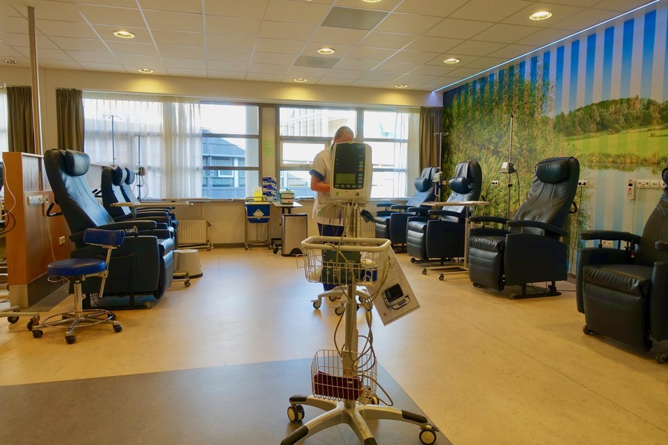 Lege stoelen bij het centrum voor dagbehandeling in het Dijklander Ziekenhuis, tijdens de vorige lockdown.