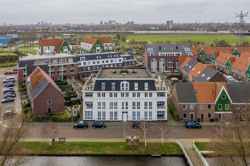 De relatief nieuwe wijk Luijendijk-Zuid heeft straatnamen als Buitenhuislaan en Langhuislaan, geen straatnamen die vernoemd zijn naar personen.