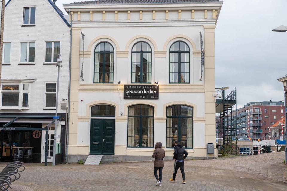 De vestiging van Gewoon Lekker in Zaandam staat al langere tijd te koop.