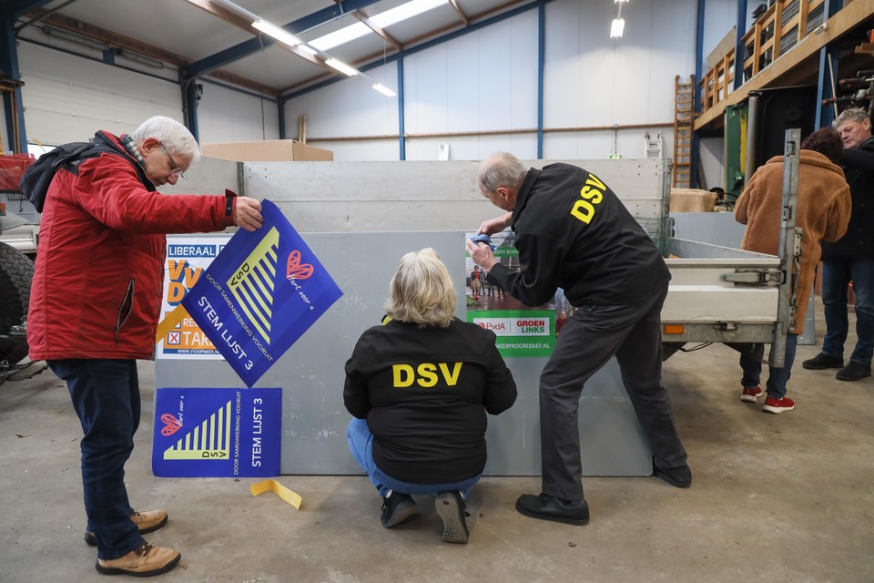 De fractie DSV druk bezig met verkiezingsposters.