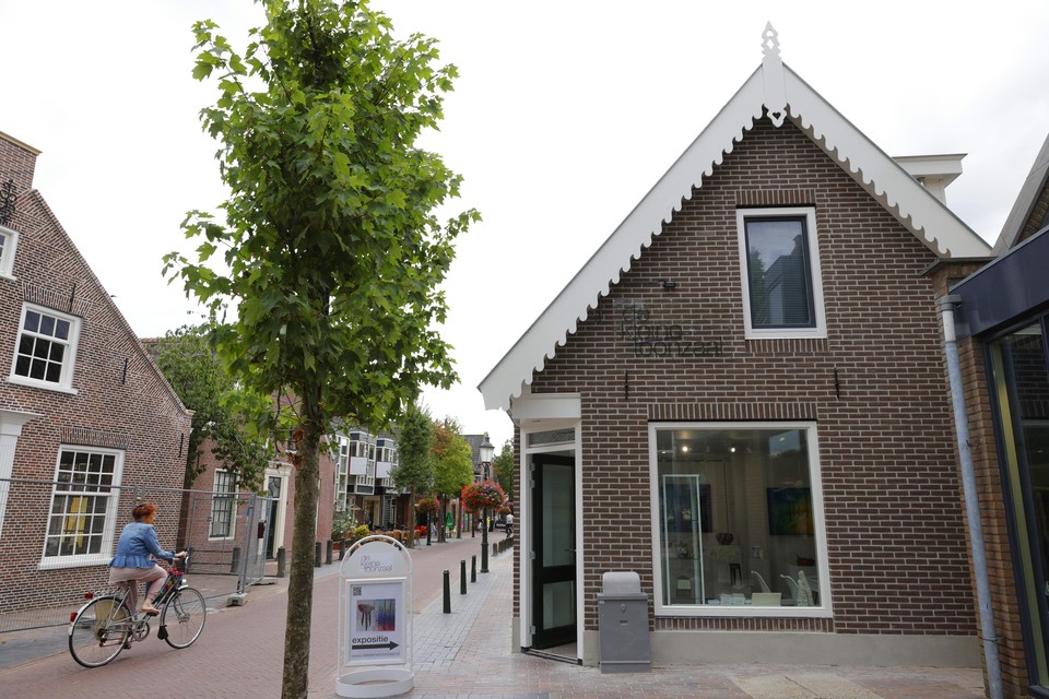 De Kleine Toonzaal is verhuisd naar een charmant historisch pand aan de rand van het dorpscentrum van Huizen.