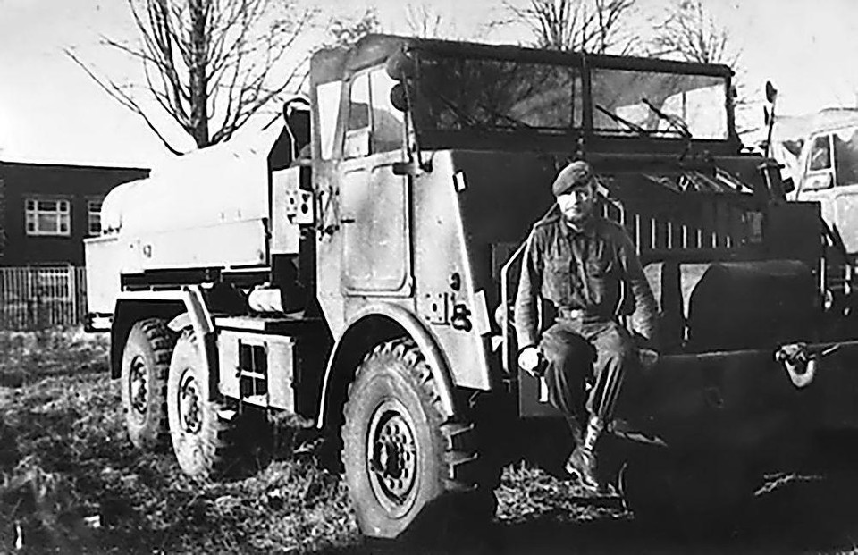 Jan Boschman met zijn DAF 616 brandstofvoertuig.