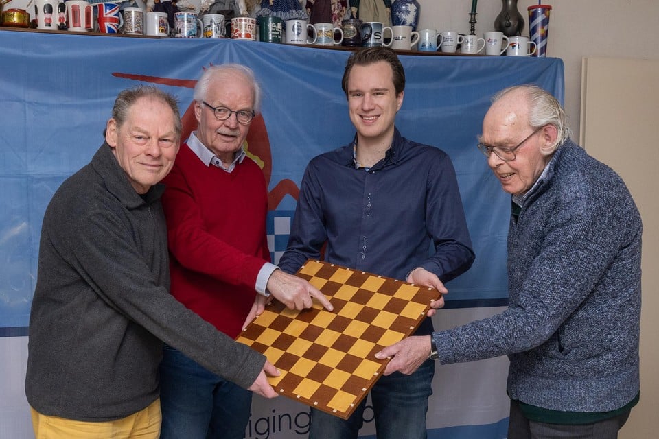 Co Buijsman, Aad Laan, Robbert van Dijkhuizen en Gilles Provoost: ,,Er wordt door andere schaakverenigingen met bewondering en jaloezie gekeken naar Caïssa/Eenhoorn.’’