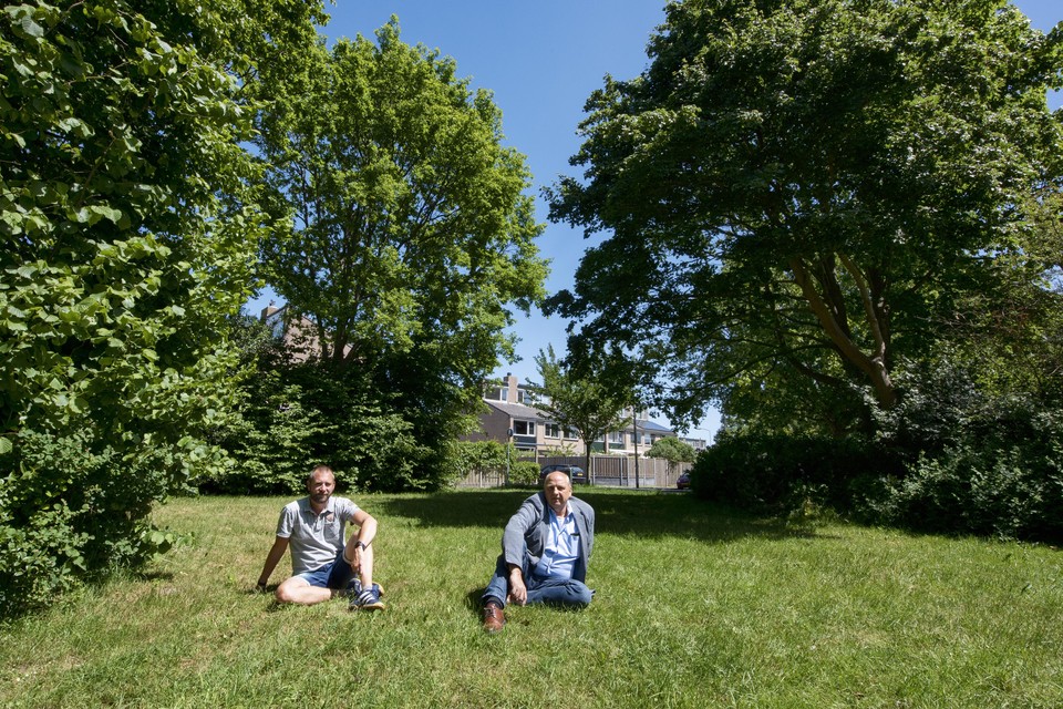 Lucas Kramer (l) en Koert Meuldijk in het plantsoen vlakbij hun woningen.