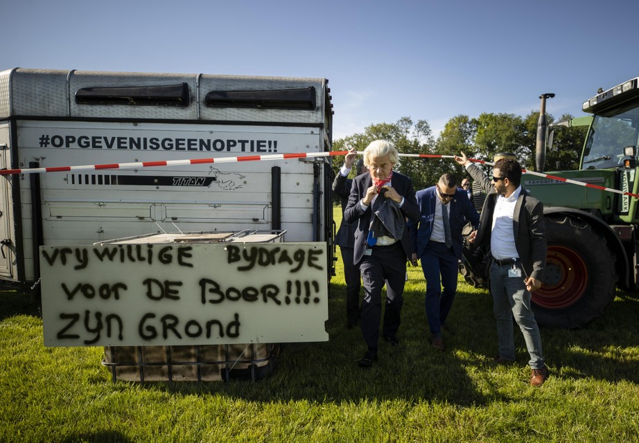 Geert Wilders (PVV) tijdens het boerenprotest op het terrein van een veehouder in Stroe.
