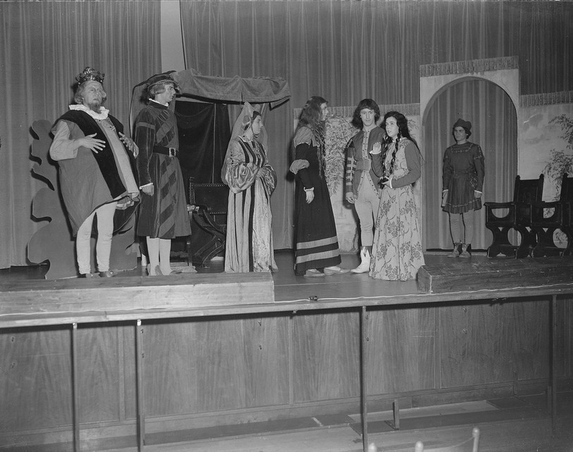 Blinden voeren een toneelstuk op in 1959.