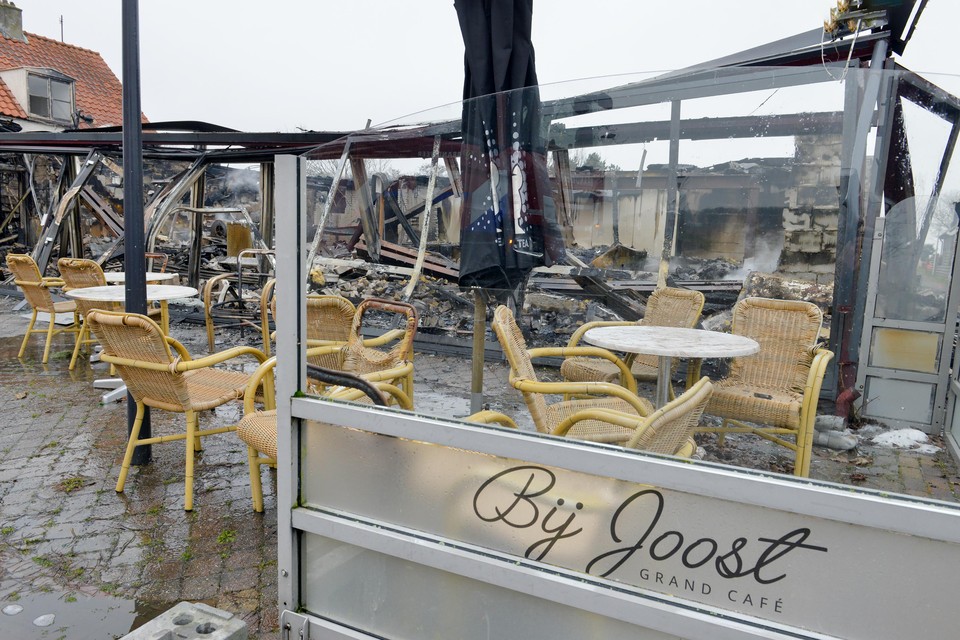Van restaurant-café Bij Joost bleef weinig over door de brand.an restaurant-café Bij Joost bleef weinig over door de brand.