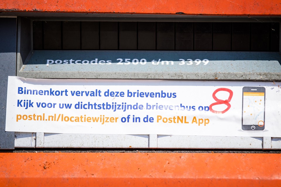 PostNL is in het hele land druk bezig met het weghalen van grote aantallen brievenbussen. De reden is dat er steeds minder post wordt verstuurd.