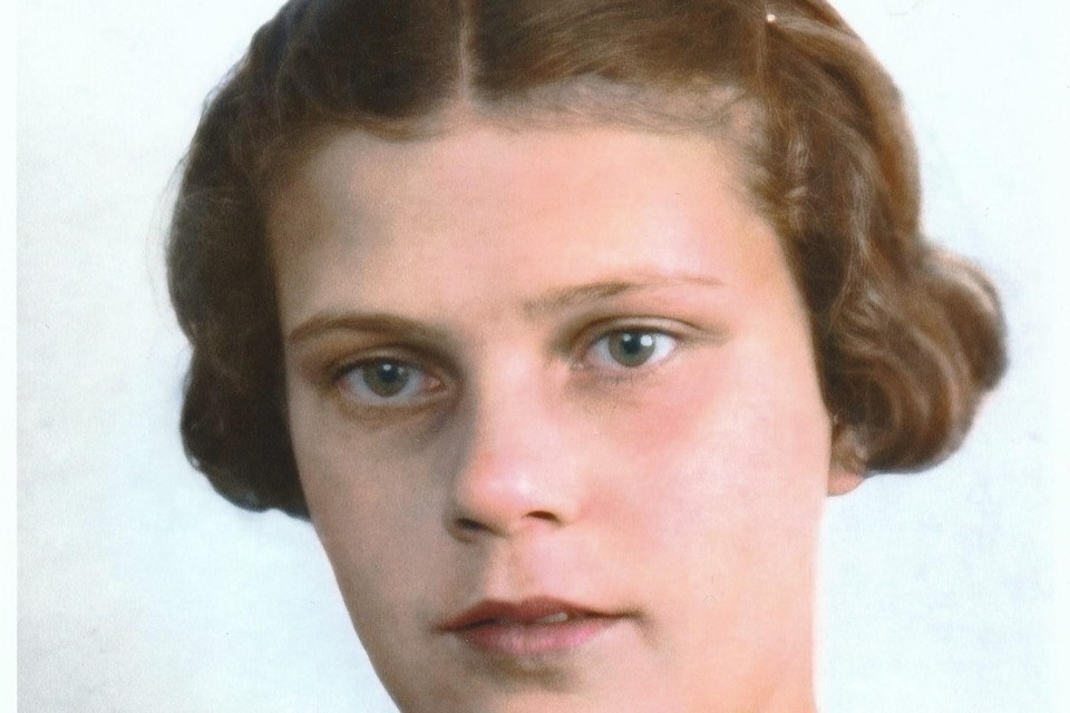 Deze foto van Bep Lindenbergh (circa 1938) is ingekleurd speciaal voor de permanente tentoonstelling bij het Noord-Hollands Archief ’De vele gezichten van Vrouwen in Verzet’.