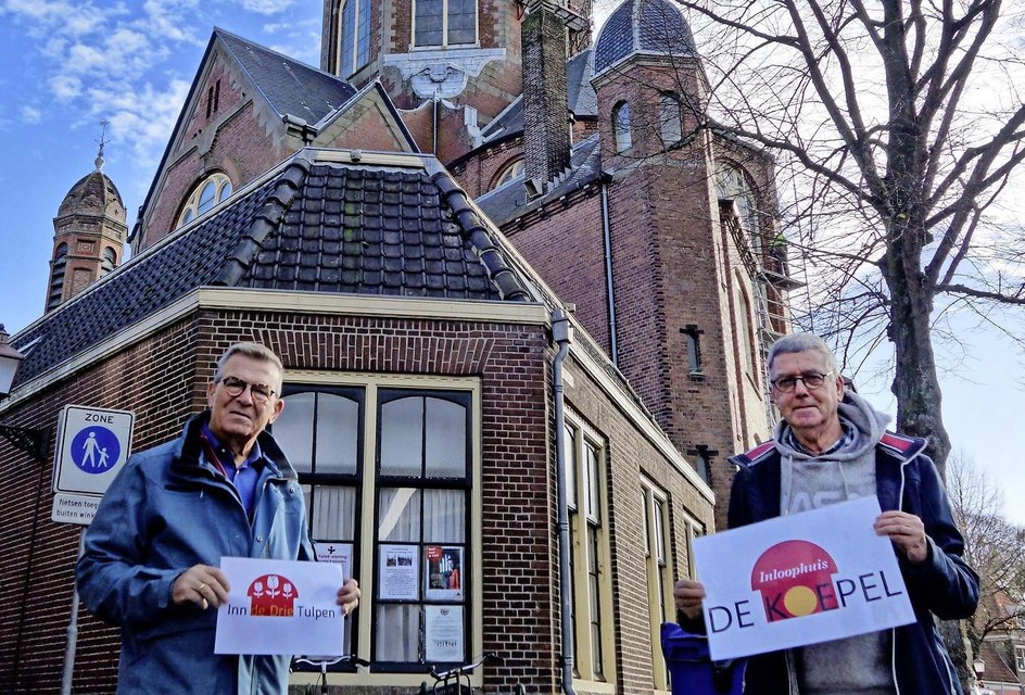 Bestuursleden Freek Groenendijk en René Visser, hier bij de in 2020 afgevallen pastorie van de Koepelkerk.